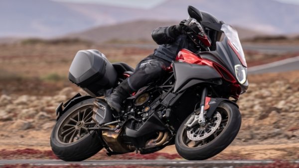 Mv Agusta Turismo Veloce има за цел да съчетае елегантност и спортен дух, за да се представи като ненадминат Sport Tourer. Предлага се в три версии, които споделят една и съща тръбна стоманена рамка и  798-кубиков трицилиндров редови двигател, способен да произвежда 110 к.с.  и скорост от максимум 230 км/ч. Спирачната система Brembo с Continental ABS също е еднаква.

Версията R , основната, разполага с 43-милиметрова обърната вилка Marzocchi и регулируемо моно Sachs, докато вариантите Lusso и Rc могат да се похвалят с по-остро полуактивно окачване на Sachs. Последните два също така разполагат с много леката система SCS или Smart Clutch System, инженерно чудо, което гарантира перфектно включване на предавките без използване на лоста на съединителя.

Оборудването на R идва с круиз контрол, 5,5" цветен TFT и регулируемо предно стъкло като стандарт. Отопляемите ръкохватки и 34-литровите странични чанти са допълнителни, но се предлагат като стандарт за другите две версии. Това неизбежно допринася за разликата по отношение на чистото тегло: 191 кг за R, по 199 кг за Lusso и Rc. MV Agusta Turismo Veloce R тръгва от 18 250 евро , Lusso от 24 750 евро и Rc от 26 250 евро .

